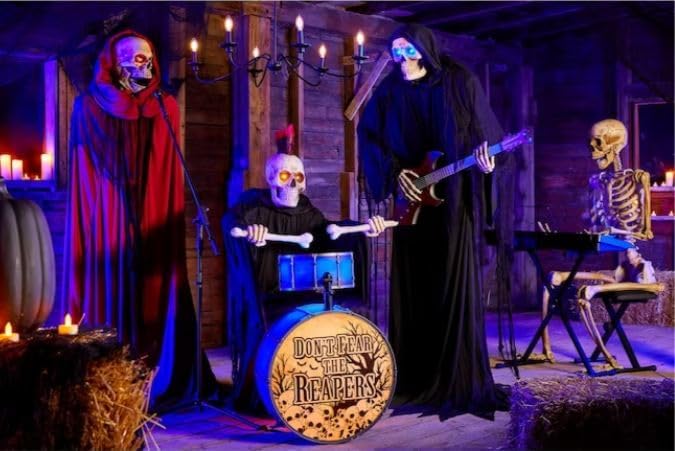 Haunted Living Reaper Animatronic som en del af et fuldt bandopsætning