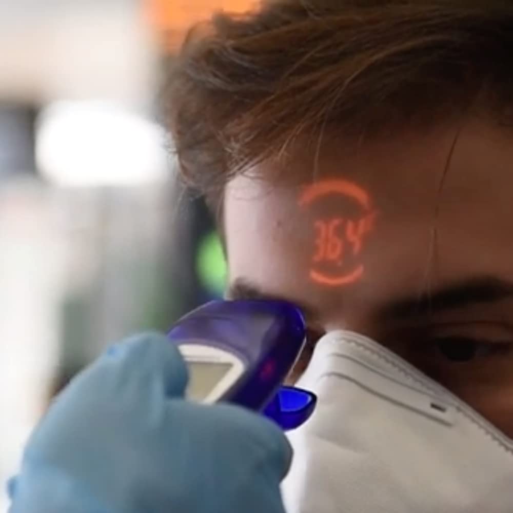 TECNIMED - Visiofocus PRO 06480 - Modello Professionale - Termometro medicale ad infrarosso senza contatto con proiezione della temperatura sulla fronte - Include astuccio protettivo - Made in Italy