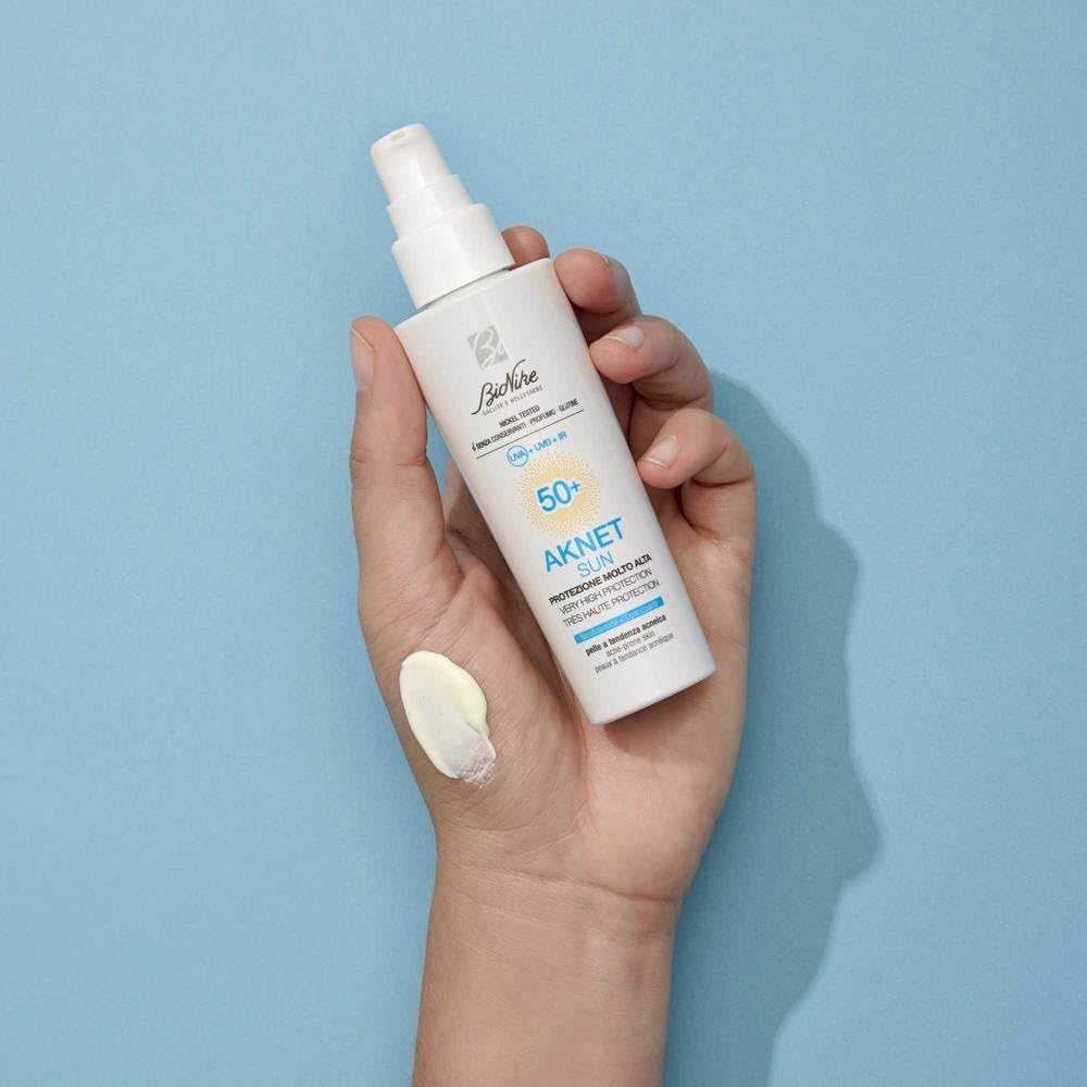 BioNike Aknet - Sun SPF 50+, Fluido Solare Viso per Pelle a Tendenza Acneica, Formula con Polveri Opacizzanti, Resistente all'Acqua e Non Appiccicoso, 50ml