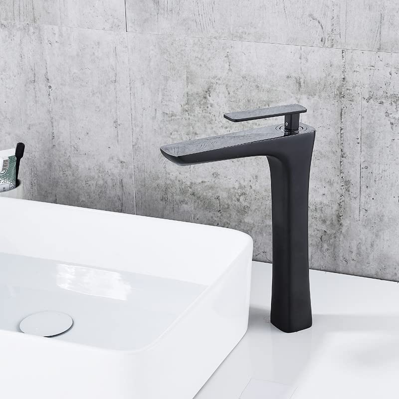 Robinet de lavabo surélevé noir et argent pour créer une ambiance spa dans votre salle de bain