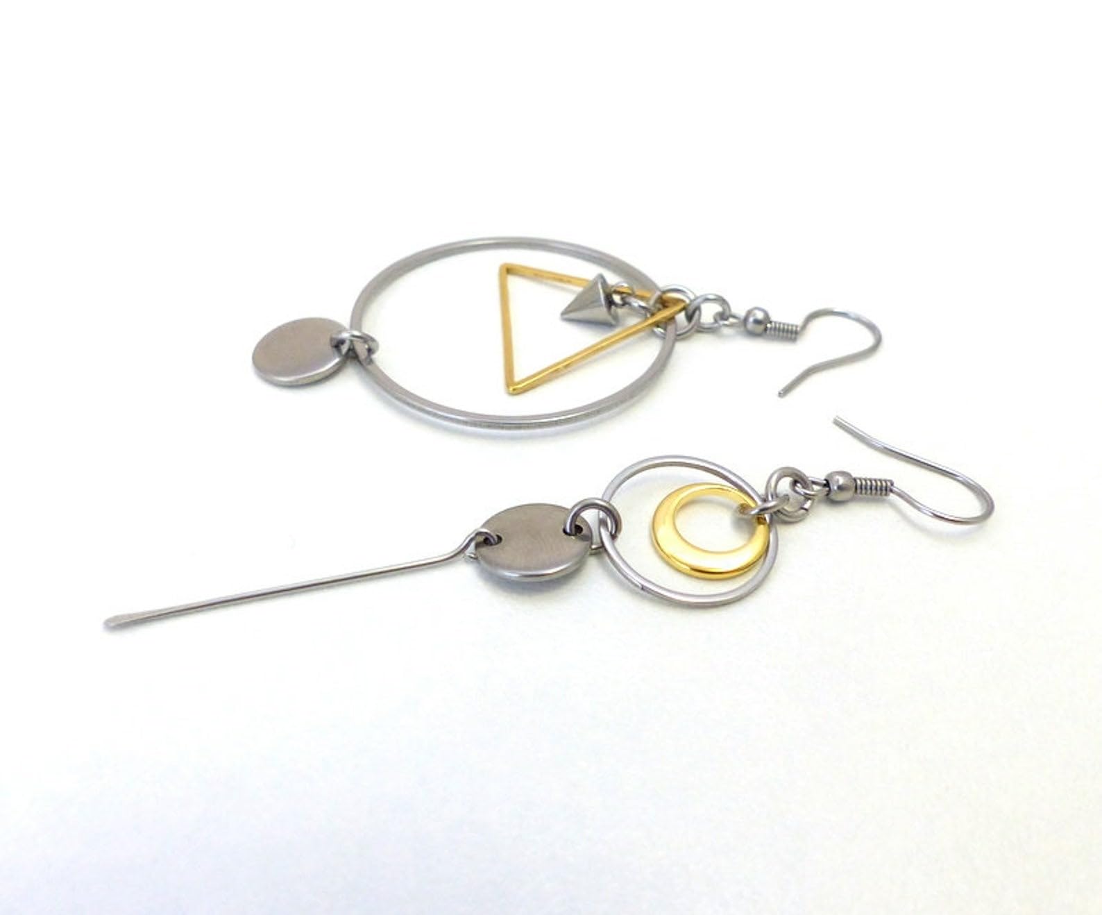 Expédié le lendemain de la commande. Boucles d'oreilles dépareillées couleur or/argent en acier inoxydable