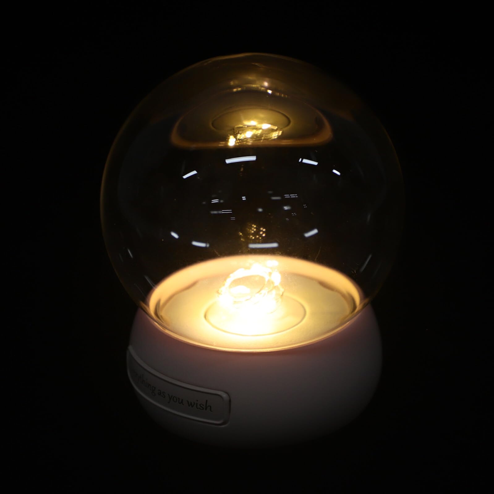 Cúpula de cristal LIGIGWASH con luces LED y base iluminada que protege tus flores con elegancia