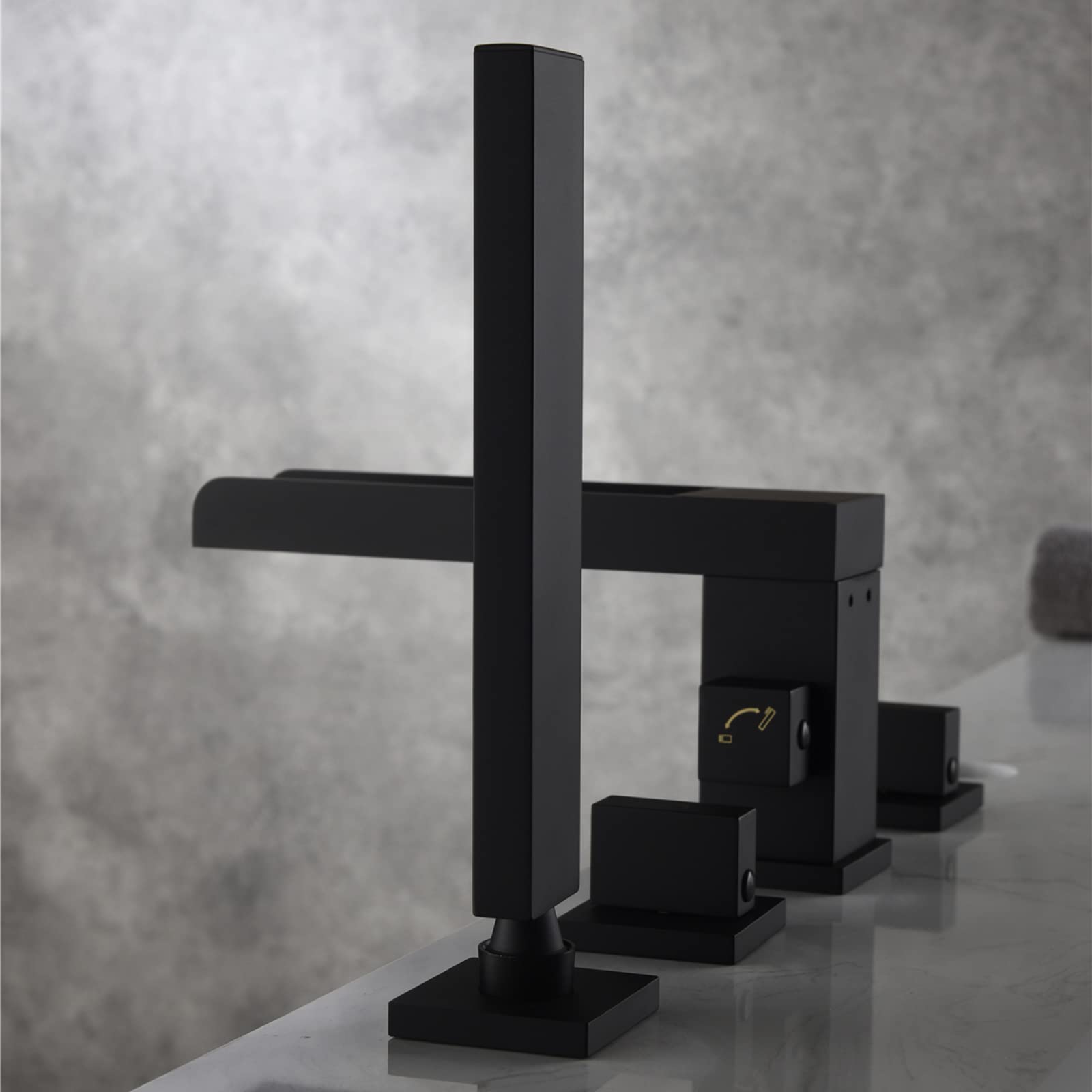 Bateria wannowo-prysznicowa z 4 otworami Bateria wannowo-prysznicowa z prysznicem ręcznym Bateria mieszająca typu wodospad Bateria wannowa Zestaw prysznicowy Bateria wann(Black-four holes)