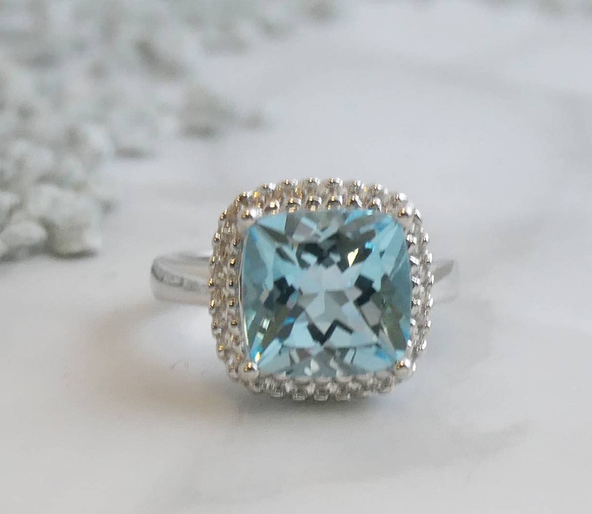 Anillo de plata esterlina con topacio azul y circón