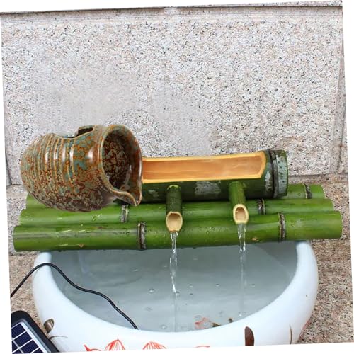 Effet d'eau naturelle avec le pot en céramique vert de balcon