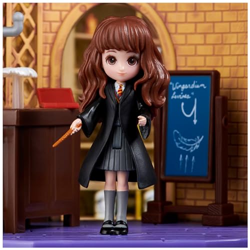 HARRY POTTER - PLAYSET COURS DE SORTILÈGES WIZARDING WORLD - Coffret Univers Magique Cours De Sortilèges Avec 1 Figurine Articulée Hermione Granger et Accessoires - 6061846 - Jouet Enfant 5 ans et +
