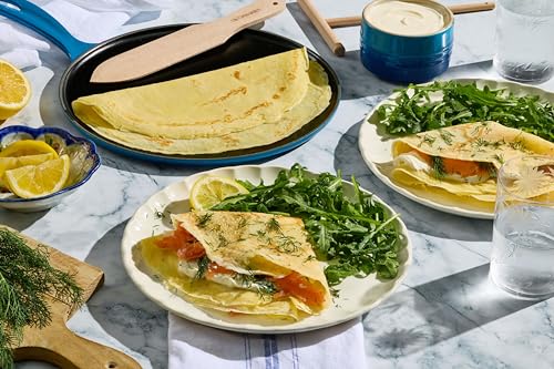 Foto von Le Creuset Gusseisen-Crêpespfanne, Inkl. Holzschieber, Ø 27 cm, Rund, Für alle Herdarten inkl. Induktion geeignet, Cerise, 20136270600460
