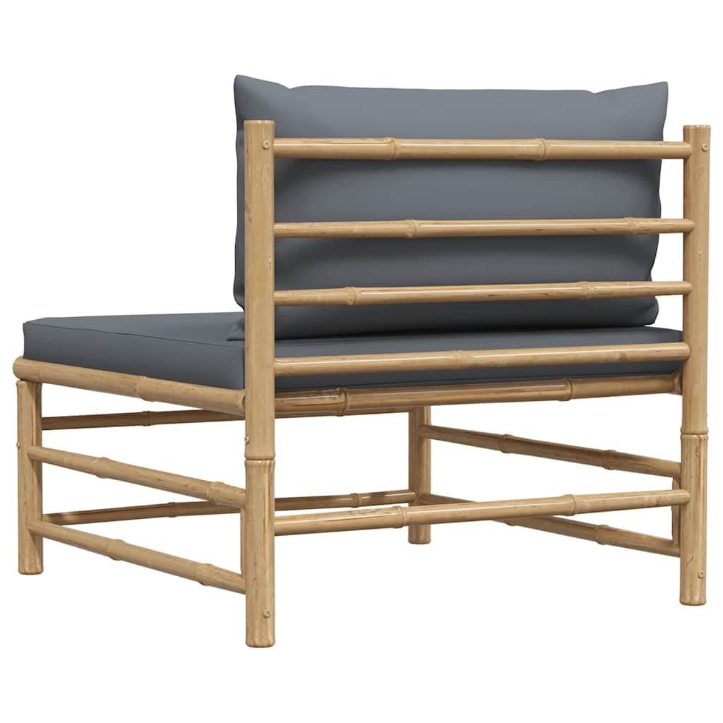 Sofá esquinero de bambú con cojines grises oscuros, asiento modular con acolchado grueso, ligero y fácil de limpiar, ideal para terrazas y patios.