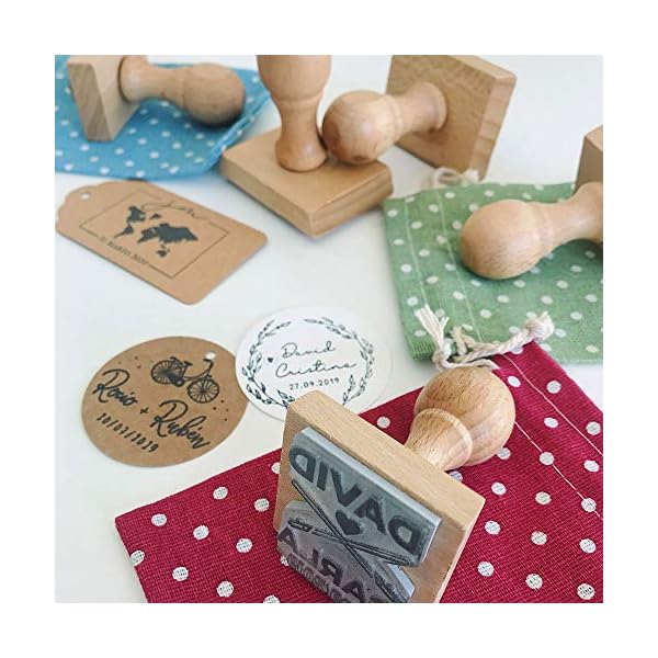 MONAMÍ - Sello personalizado para boda. Mango de madera y sello de 45 mm. - Imagen 4