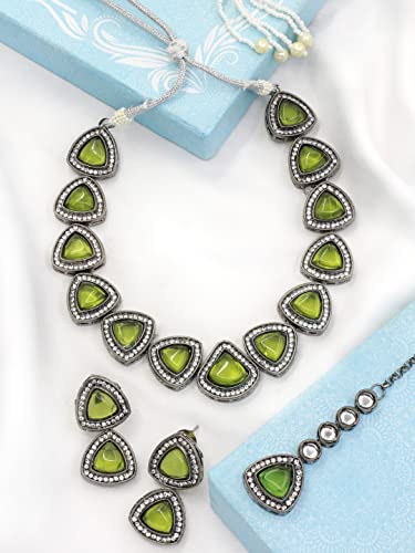 Juego de joyas Kundan triangular negro con maangtikka de latón artesanal para mujer 2