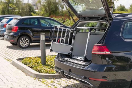 TRIXIE Hunde-Transportbox Aluminium in silber - S: 46 × 56 × 60 cm - stabile und geräuscharme Hundebox mit abgeschrägten Seiten, Sicherheitsverschluss & rutschfester Liegematte – 39340