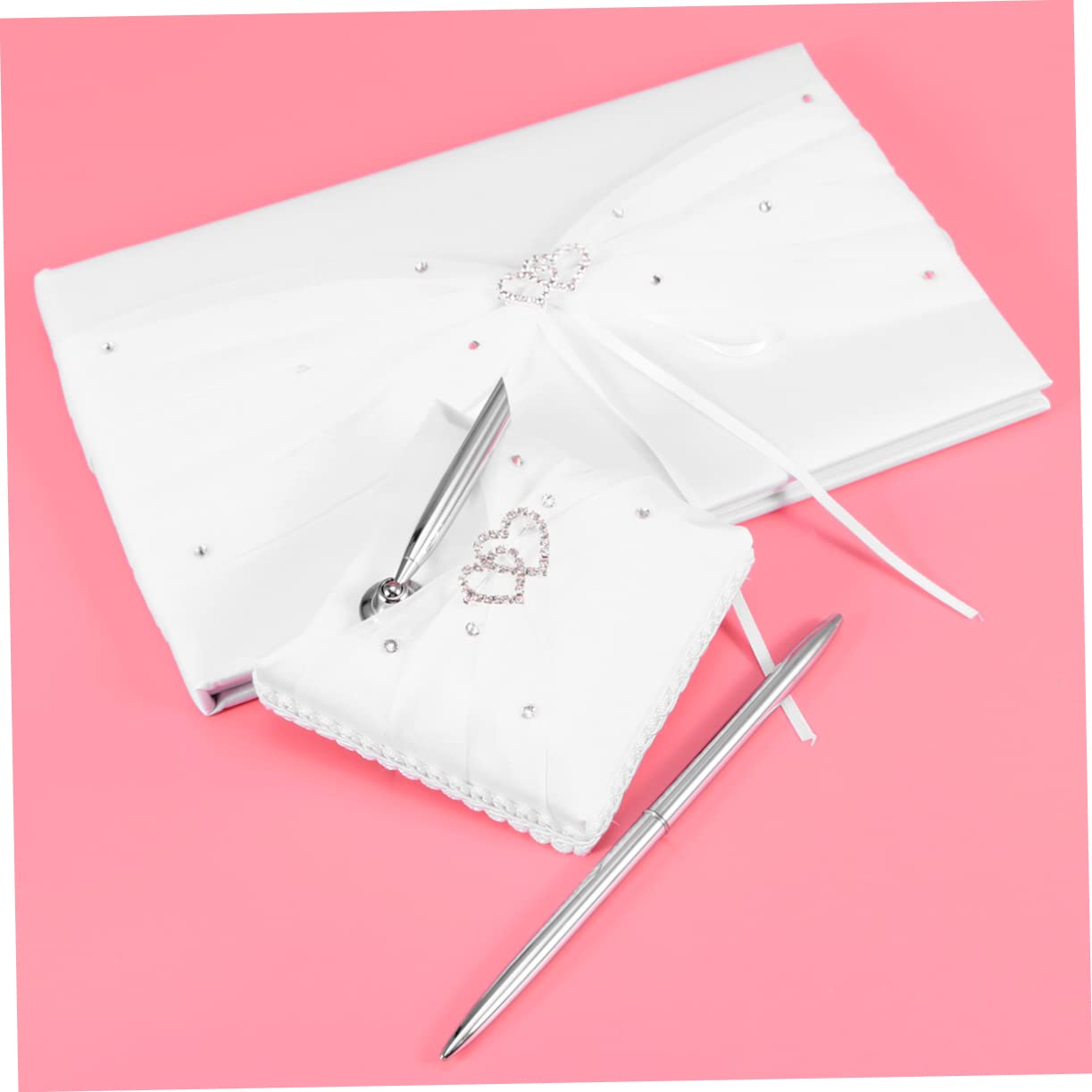 Alipis Satin Gästebuch zur Hochzeit mit 70 Seiten, Weiß, mit Silberstift | 1 Seite für Namen, 65 Seiten für Gästeeinträge, Kartenaufteilung für Familie und Begleitung
