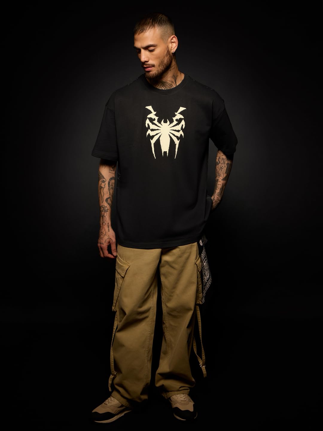 The Souled Store Marvel: Spider x Venom Mężczyźni i Chłopcy Krótki Rękaw Okrągły Dekolt Czarny Graficzny Nadruk Bawełniany Oversized T-shirt