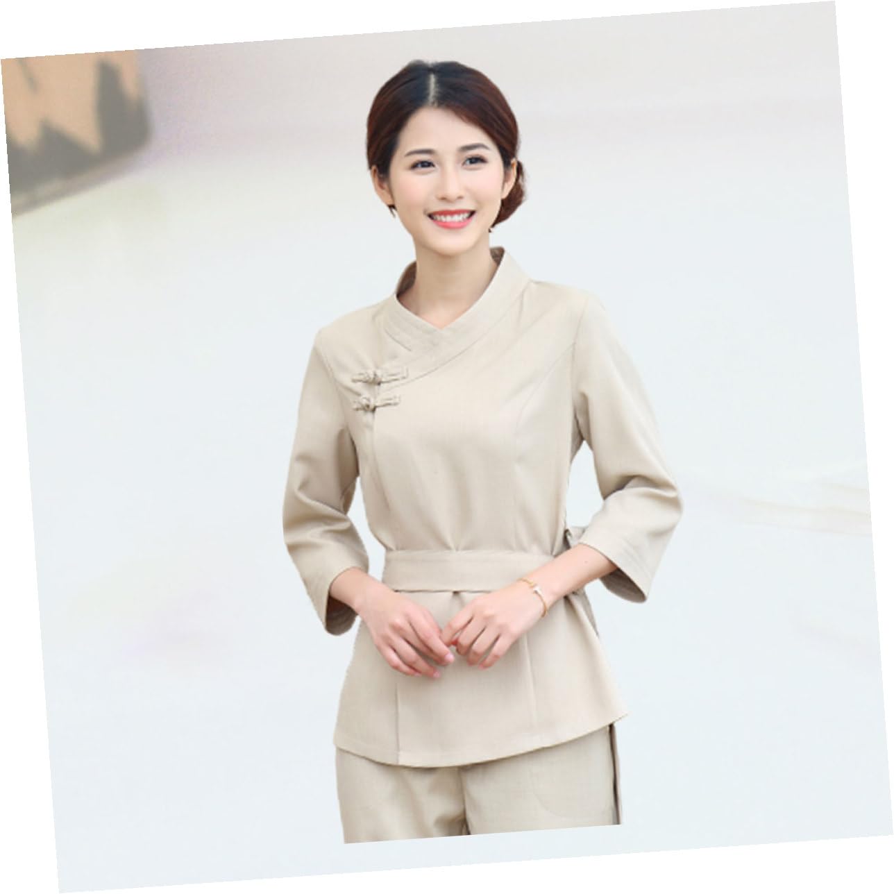 Combinaison Professionnelle pour Technicienne en Esthétique Beige, Légère et Pliable en Polyester et Spandex, pour Coloration de Cheveux et Spa, 1 Set