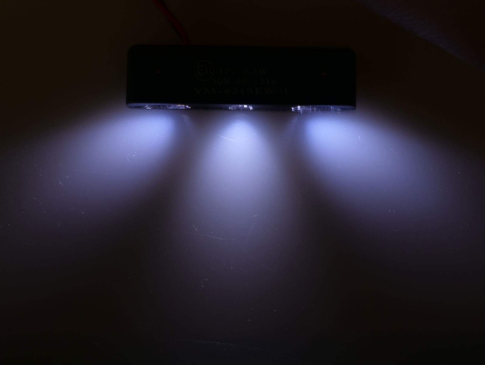 Iguana Custom Parts – Micro luce per illuminazione della targa di moto, con tre LED, piccola e omologata E-Mark, funziona a 12 V ed è impermeabile
