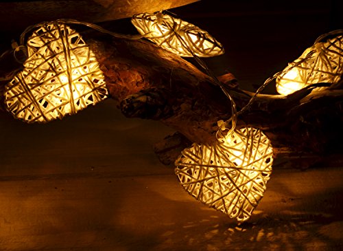 Preisvergleich Produktbild CHICCIE 10 Weiße Rattan Herz Lichterkette - 150cm - Warmweiß batteriebtrieben