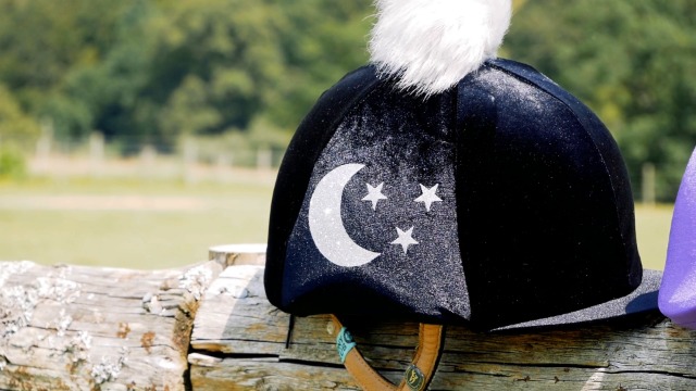 Housse De Chapeau D'équitation Personnalisable – Lycra Extensible, Motif Cheval Et Cavalier, Pompon