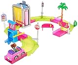Cuando Barbie ¡Vamos de paseo! esté sentada al volante, solo hay que empujar el botón en forma de matrícula del descapotable y las ruedas motorizadas se pondrán en marcha