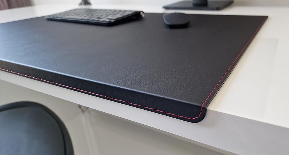 Gewinkelte Schreibtischunterlage mit Kantenschutz sanft lux Leder 90 x 47 Schwarz Rote Naht