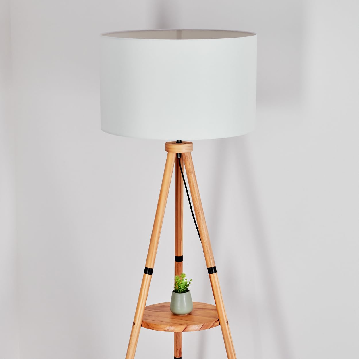 HOFSTEIN Flemming lampa stojąca z drewna/metalu w nowoczesnym stylu boho, abażur z materiału, Ø 50 cm, 153 cm, E27, z włącznikiem nożnym i półką – salon, sypialnia, jadalnia, korytarz