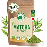 ✅ BESTE ROHSTOFFE: Unser Mtacha-Pulver in Bioqualität beziehen wir vom größten und professionellsten Unternehmen für den Anbau von grünem Tee in Japan. Unser Produzent arbeitet mit State-of-the-Art Equipment und sehr erfahrenen Mitarbeitern. Vor der Ernte werden die Matcha-Blätter verschattet, damit sich das einzigartige Aroma entfalten kann. Er beliefert mit diesem Matcha u.a. die bekannteste Kaffeehaus-Kette, die den Matcha im Frappuccino mit grünem Tee verwenden.