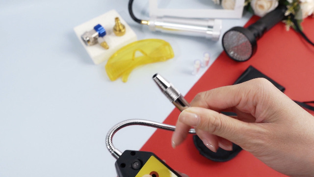AC Leak Detector Kit With UV Dye - Refrigerant Leak Detector Tool For R134a R1234yf R410a - Includes Flashlight & Glasses