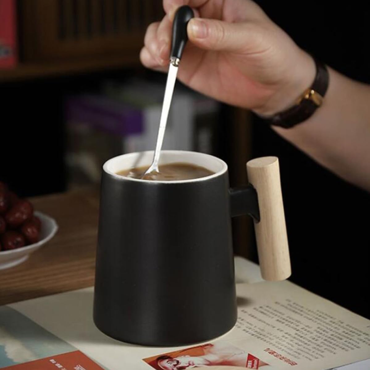 Set 2 Tazzine da Caffè in Ceramica con Coperchio in Legno e Cucchiaio, Base Piatta e Foro per Fissare Cucchiaio, per Colazione e Bevande Calde