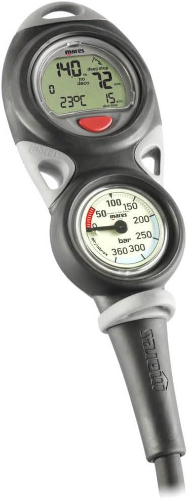 Primer pla angular view of the MARES Mission Puck 2 Dive Computer Console displaying metric units.