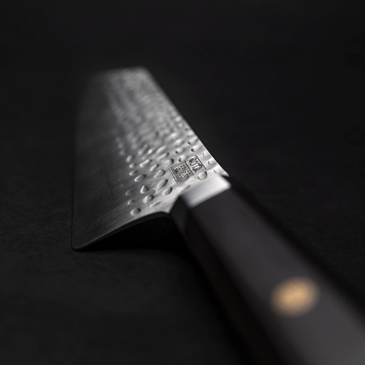 KOTAI | Couteau de Chef Santoku Bunka avec Saya et boîte en Bambou | Lame 17 cm | Couteau de Cuisine | Martelé et Aiguisé à la Main | Acier Inoxydable Japonais 440C Ultra-Tranchant