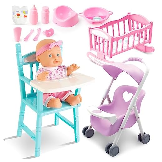 deAO Mi Primera Muñeca Bebé Conjunto Incluye Muñeca de 14” con Pijama, Cuna con Móvil y Ropa de Cama, Trona, Sonajero, Orinal y Más Accesorios (Multicolor 1)