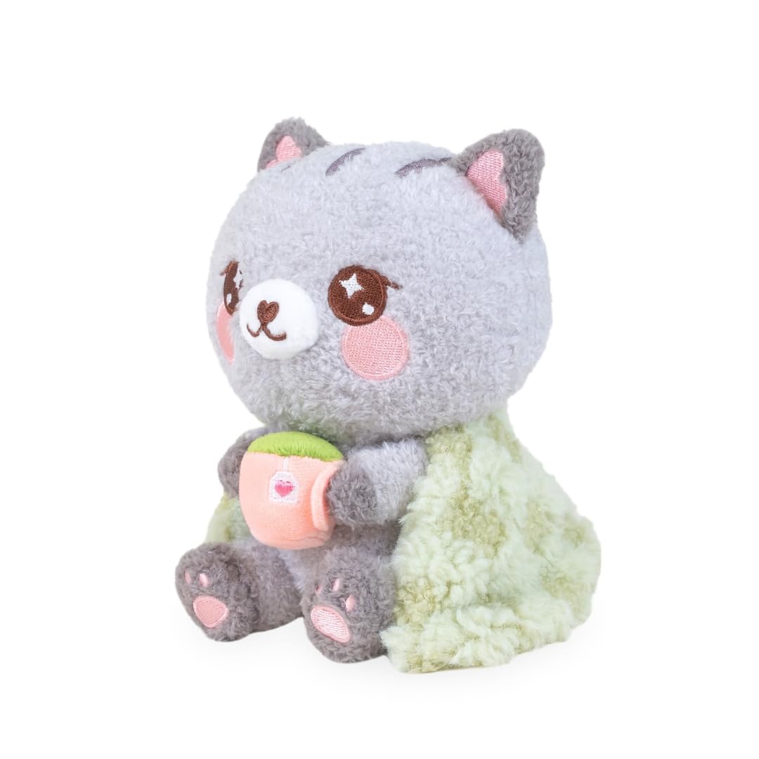 PlushGoals - Gatito de peluche Kawaii Lil Cassie, el gato acogedor, animal de peluche suave con manta esponjosa y taza de té, peluche cómodo, decoración temática de cabaña, regalo para niños