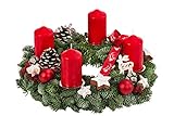 Dekoriert mit immergrünen Zweigen und weihnachtlichen Accessoires