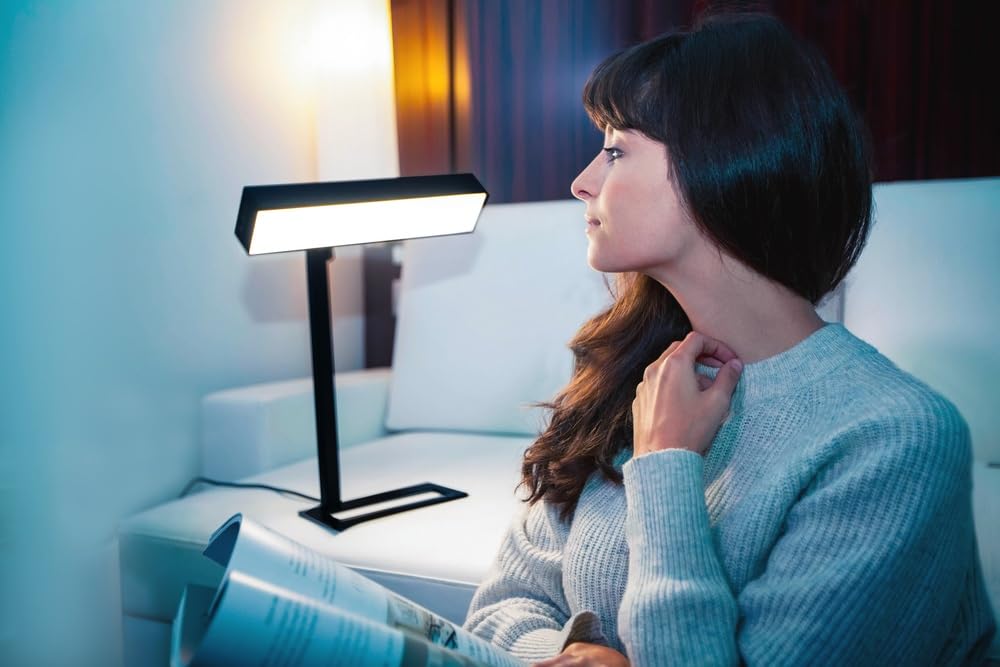 DAYVIA Lampe de Luminothérapie LED SUNDESK, Simulation de la Lumière du Jour, 3 Niveaux d'Intensité Ajustables, Tête Pivotante, 33x36x10cm Noir, Agréement CE Médical et Fabrication Française
