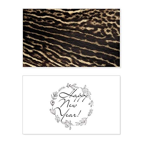 Tarjeta de Año Nuevo con plumas de ciervo abstractas para decorar tu mesa de nochevieja
