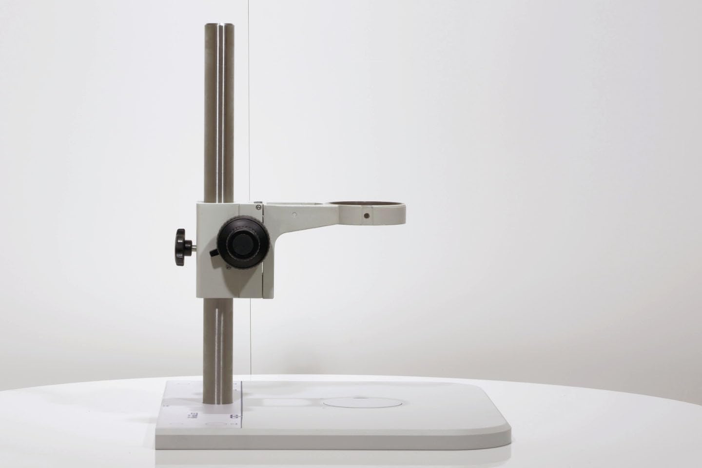 Kompaktes Mikroskop-Tischstativ »MikstaLED L« – ergonomische Aluminium-Bodenplatte, Edelstahlsäule mit Feintrieb – Professionelles Mikroskopstativ »Made in Germany«
