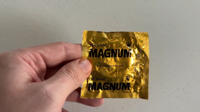 l gel lubricant Trojan MAGNUM for Comfort and Sensitivity Large Size Condoms main image 1