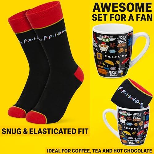 Get Trend Friends Socken und Tasse Set, Bequeme One Size Strümpfe 35-41 & Keramik Kaffee Tasse 315 ml/11oz, Geschenke für Frauen & Teenager (Schwarz AOP Friends)