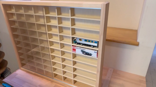 ゆったり ミニカー ５４台 収納奥行６０ミリ アクリル障子付 マホガニ色塗装 ミニカー収納ケース 54マス ディスプレイ コレクション