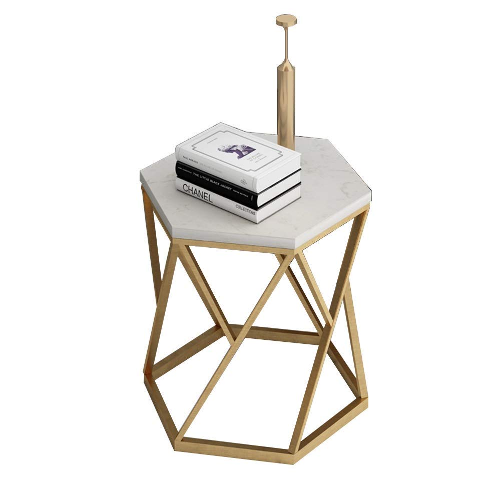 Table de salon design marbre et lignes dorées pour intérieur contemporain