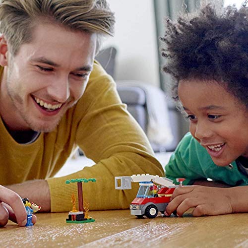City Fire Barbecue in Fumo con Camion dei Pompieri, Minifigura del Vigile del Fuoco, Hot Dog e Accessori per la Griglia, Set da Costruzione Ispirati ai Pompieri, 60212 - Lego - Immagine 3