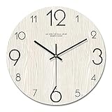 🕒 Die Wanduhr ist mit einem vormontierten Aufhänger ausgestattet, sodass sie sich direkt an die Wand hängen lässt.