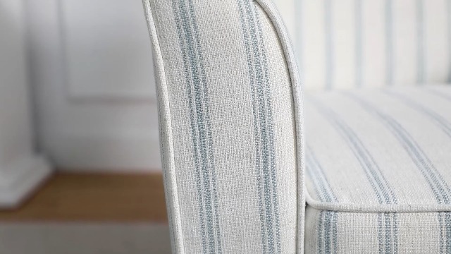 Sillón tapizado a rayas azul con patas de madera miniatura 7
