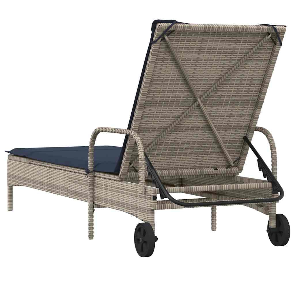 Lettino prendisole con ruote, lettino da giardino in polyrattan con schienale regolabile, sdraio relax per terrazza, cuscino incluso, grigio e blu navy, 200 x 61 cm