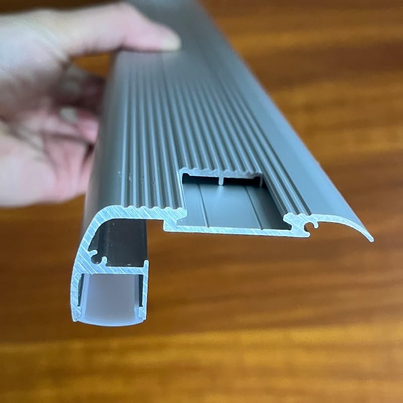 Nez de Marche Canaux LED Aluminium pour Éclairer un Escalier de Salon Moderne