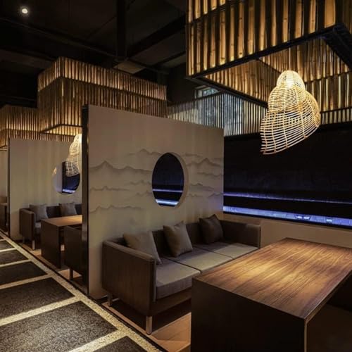 Lustre rotin contre l'ambiance froide d'un grand salon moderne