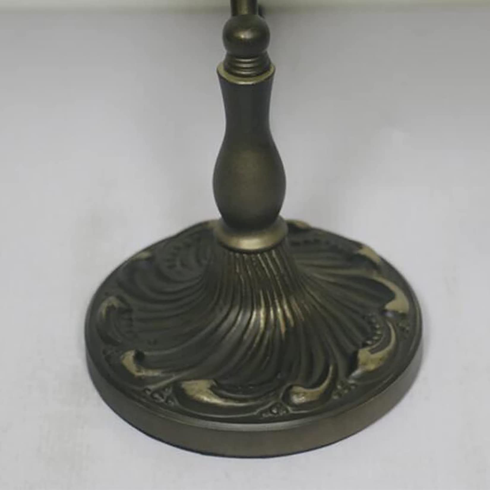 BOTOWI Tiffany Style Tischlampe Vintage Rose Buntglas Tischleuchte Wird Ihrem Zuhause Mit Sicherheit Eleganz Und Kreativität Verleihen. Es Ist EIN Tolles Geschenk Für Liebhaber, Freundinnen