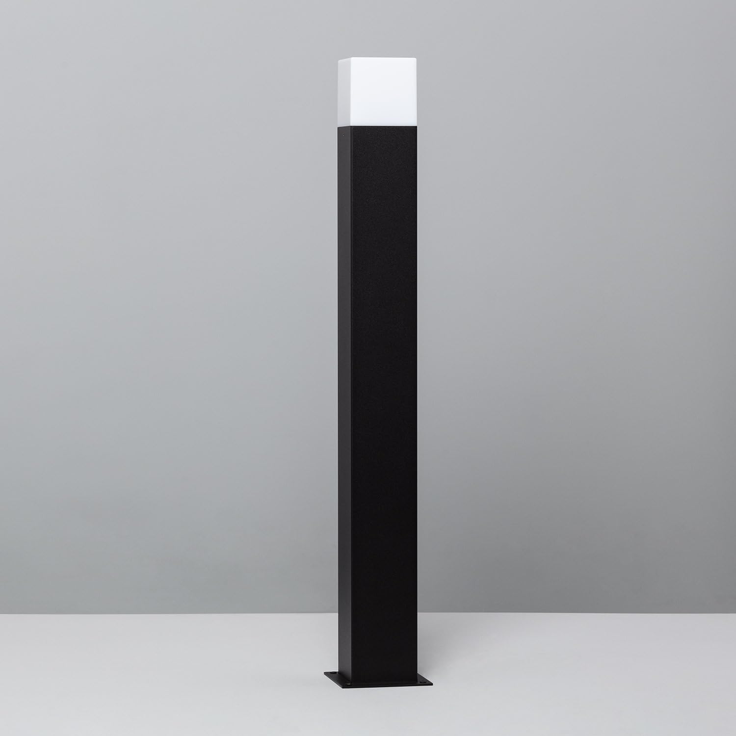 LEDKIA LIGHTING - Baliza Exterior Augusta 74cm | IP54 Resistente | Soporte E27 220V | Difusor Opal Antideslumbrante | Aluminio y PMMA, Negro