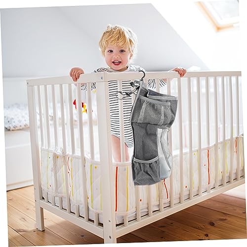 Pochette suspendue pour couches avec grands compartiments pour optimiser le lit bébé