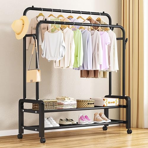 Portant à vêtements en métal pour organiser une chambre à coucher épurée