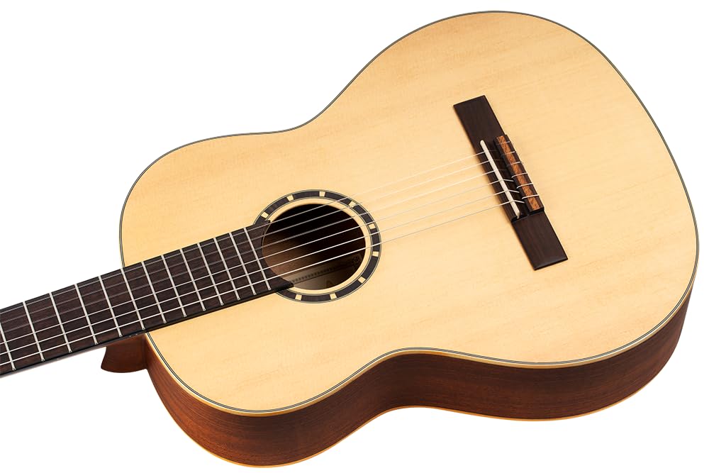 Ortega Guitars Chitarra Concerto Full Size - Serie Family - include Gig Bag - top in mogano/abete (R121)